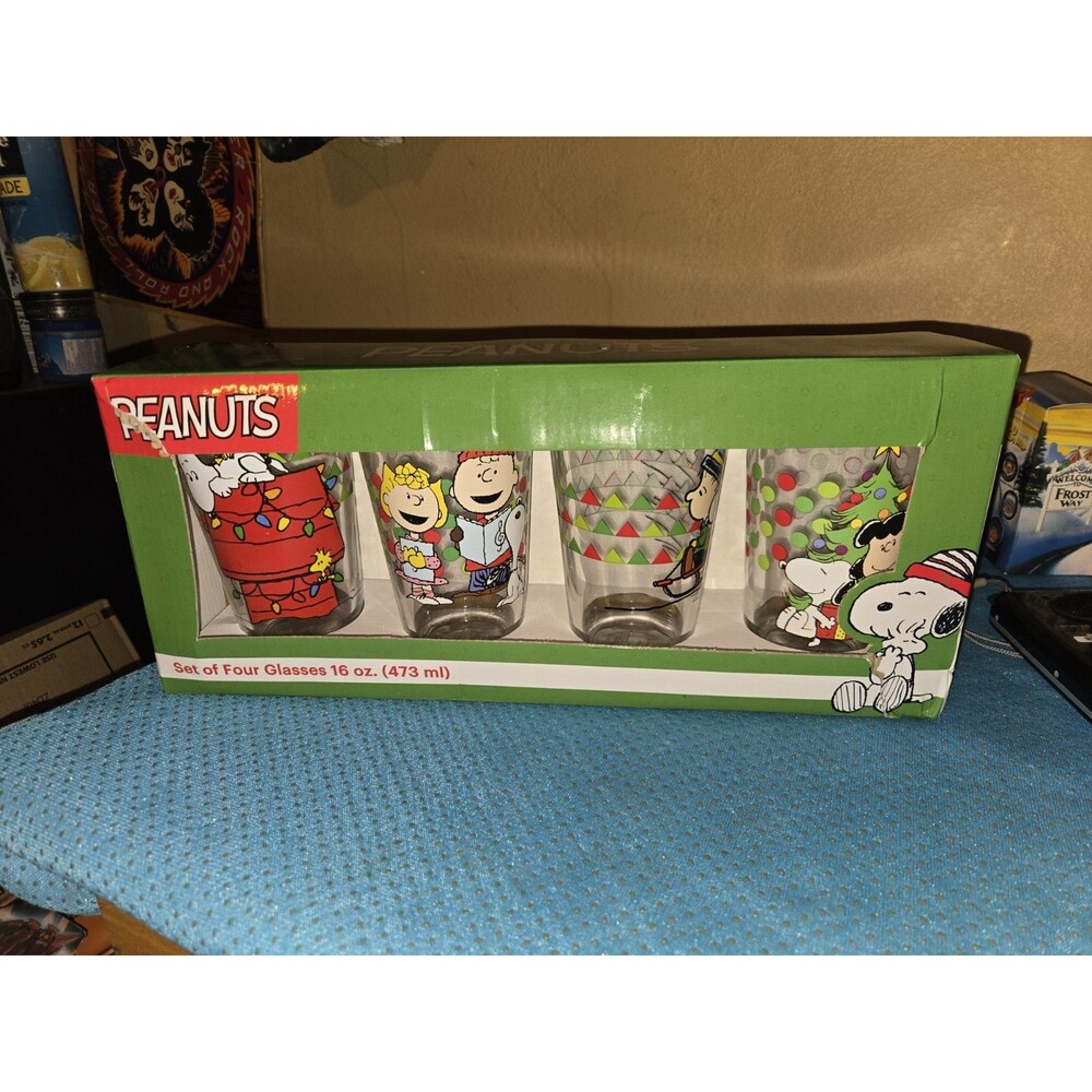 4-Pack Snoopy Peanuts Christmas 16 oz. Pint Glass Combo Set
